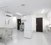 福岡県の動物病院　処置室と検査台、薬台